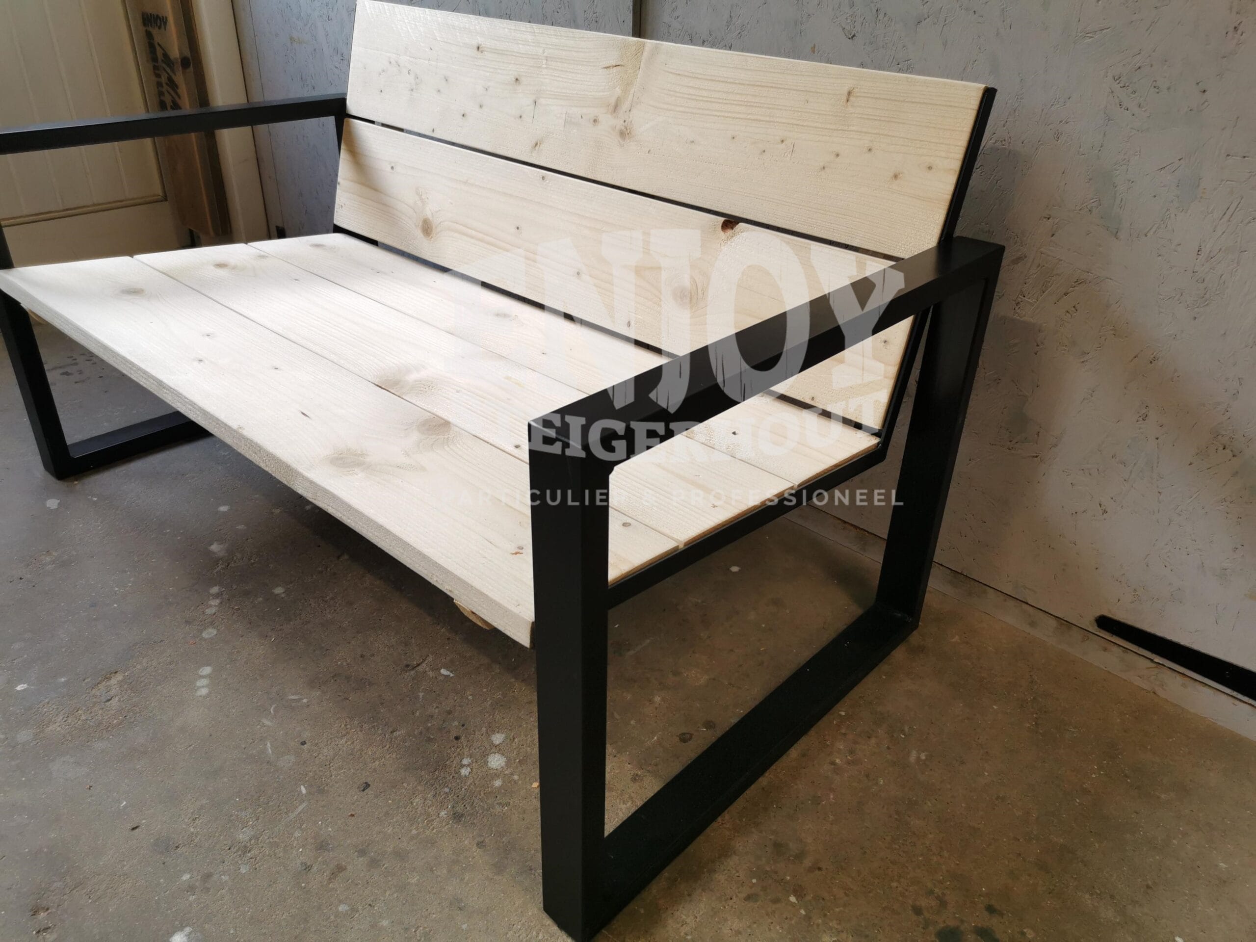 steigerhout bankje met stalen frame