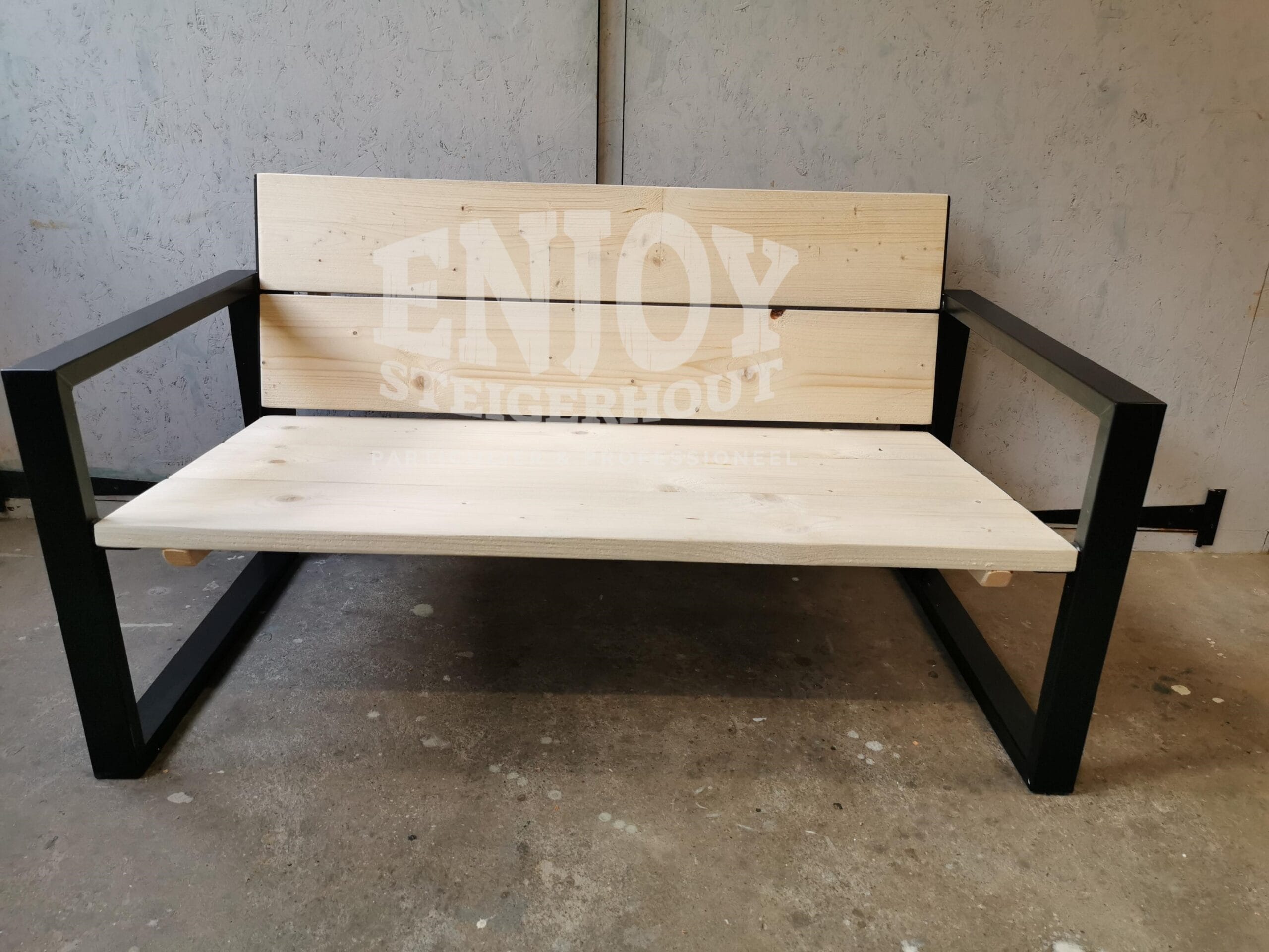 steigerhouten bankje met stalen frame