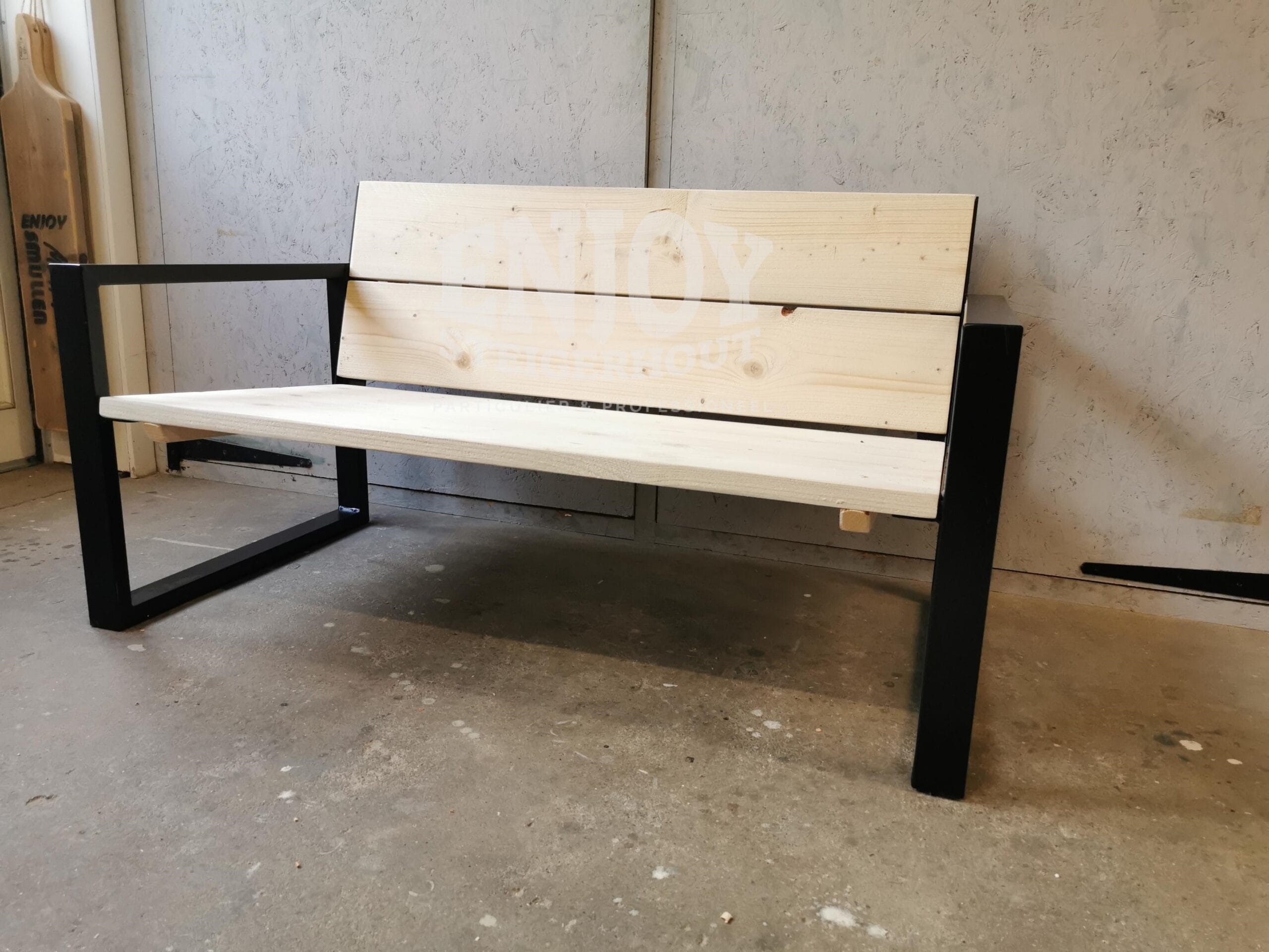 steigerhout bankje met stalen frames