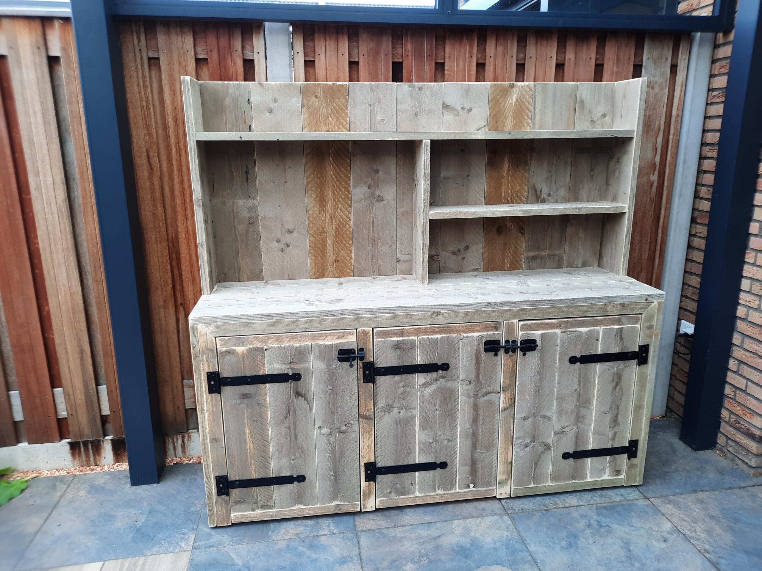 Rustieke Houten Buitenkast met Open Schappen