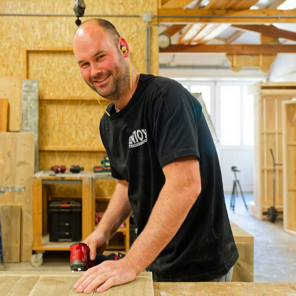 Mathijs Heemskerk aan het werk in de werkplaats van Enjoy Steigerhout in Noordwijkerhout.