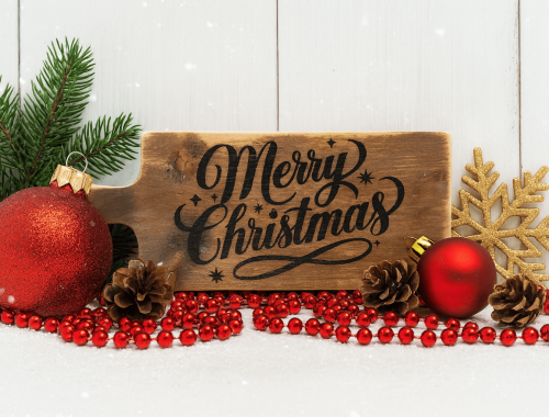 Houten kerstplank met gespoten Merry Christmas tekst – robuuste houten serveerplank voor kerstcadeaus en decoratie