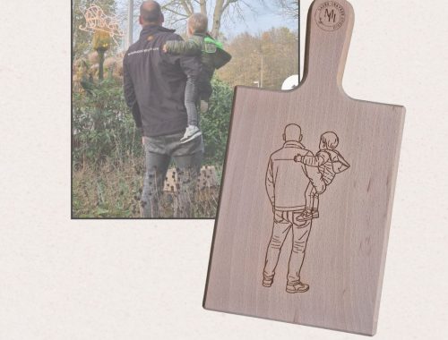 Persoonlijke serveerplank van beukenhout met gegraveerde lijntekening van foto – LasergraveerstudioMH