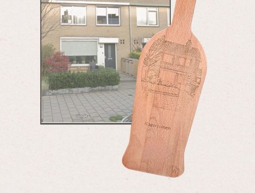 LasergraveerstudioMH (14) Wijnfles serveerplank van beukenhout met gegraveerde lijntekening van een huis – LasergraveerstudioMH
