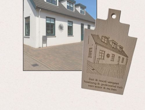 LasergraveerstudioMH (16) Amsterdams huisje serveerplank met gegraveerde lijntekening van een huis – LasergraveerstudioMH