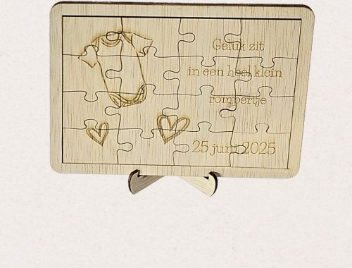 Gepersonaliseerde houten zwangerschap aankondiging puzzel met rompertje gravure en datum – LasergraveerstudioMH