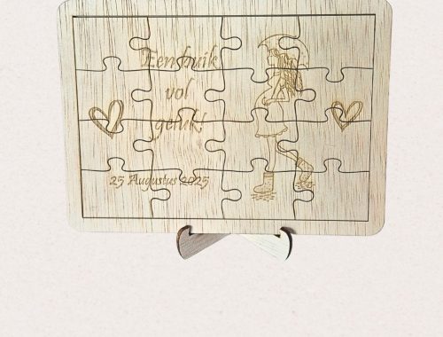 Gepersonaliseerde houten zwangerschap aankondiging puzzel met tekst ‘Een buik vol geluk’ en geboortedatum – LasergraveerstudioMH